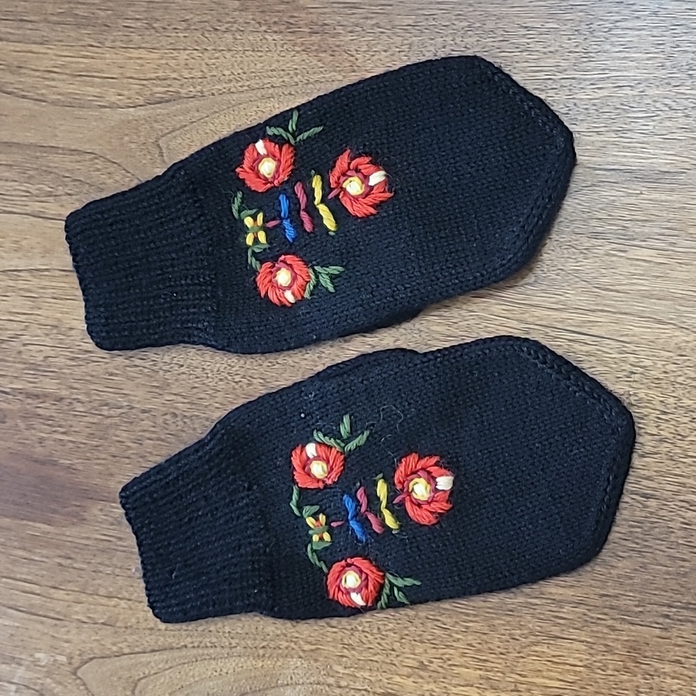 Adorable Embroidered Mittens - Floral Delight! - Picture 1 of 7